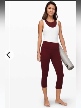 Lululemon Wunder Under Crop (High-Rise) *Full-On Luxtreme 21"
Garnet